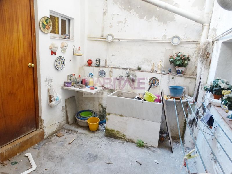 Foto 1a932a2b-b64b-4bab-8283-42c0bd6d6904. Casa pareada gran casa con garaje y patio para reformar muy cerca del centro a un paso de la calle reina en Xàtiva