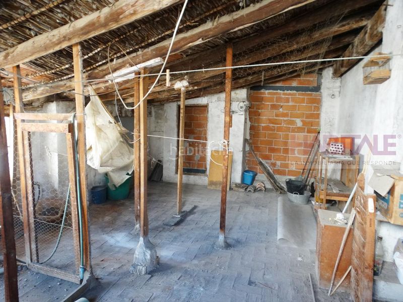 Foto 1fe321cb-30fb-4510-beac-e769a602170a. Casa pareada gran casa con garaje y patio para reformar muy cerca del centro a un paso de la calle reina en Xàtiva