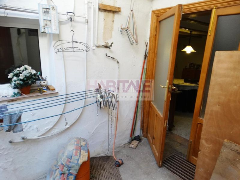 Foto 27147b90-a5bb-4c52-a080-7761c5b6f8c7. Casa pareada gran casa con garaje y patio para reformar muy cerca del centro a un paso de la calle reina en Xàtiva