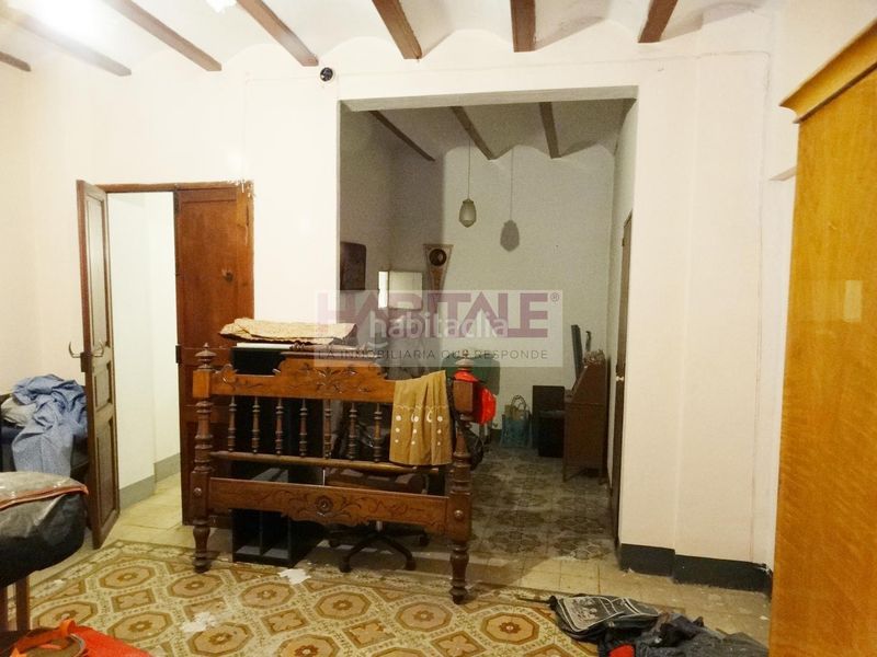 Foto 2acfaeea-ca53-4940-b75e-93d5afc47dea. Casa pareada gran casa con garaje y patio para reformar muy cerca del centro a un paso de la calle reina en Xàtiva