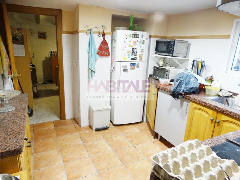 Foto 58cbc0bf-d7b8-48db-8eac-64249528f754. Casa pareada gran casa con garaje y patio para reformar muy cerca del centro a un paso de la calle reina en Xàtiva