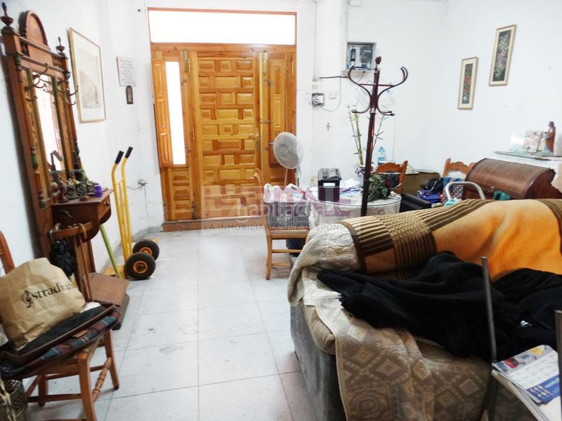 Foto 776f506b-d4a4-4245-a058-2d1b0e8d7cf8. Casa pareada gran casa con garaje y patio para reformar muy cerca del centro a un paso de la calle reina en Xàtiva