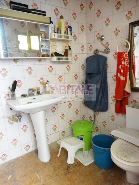 Foto 7ac41a62-39d5-4b85-a585-07cf1a0c260a. Casa pareada gran casa con garaje y patio para reformar muy cerca del centro a un paso de la calle reina en Xàtiva