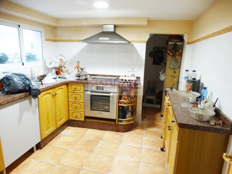 Foto 8a00a8a6-c396-4e0b-80c5-a5b8727300be. Casa pareada gran casa con garaje y patio para reformar muy cerca del centro a un paso de la calle reina en Xàtiva
