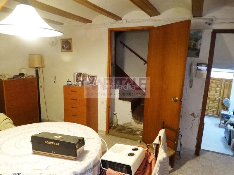 Foto ce7543ae-8e61-4a0a-858f-e7c805cea1e2. Casa pareada gran casa con garaje y patio para reformar muy cerca del centro a un paso de la calle reina en Xàtiva