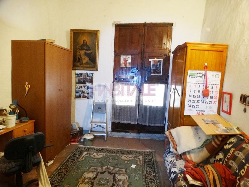 Foto cf612ad4-4b13-4a74-bddc-902a144aab80. Casa pareada gran casa con garaje y patio para reformar muy cerca del centro a un paso de la calle reina en Xàtiva