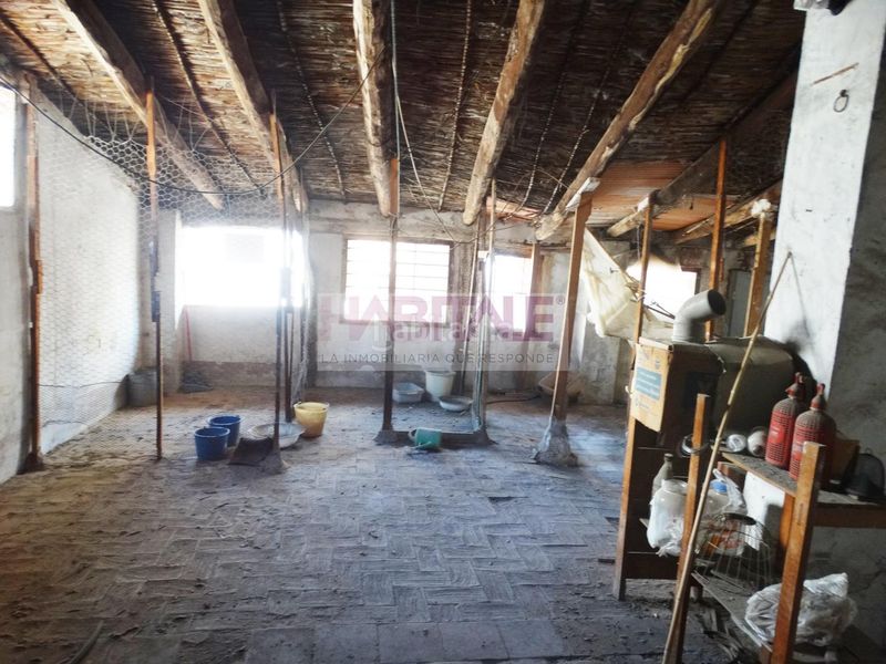Foto d75a09eb-b1ab-4270-9fba-a5ec65e83664. Casa pareada gran casa con garaje y patio para reformar muy cerca del centro a un paso de la calle reina en Xàtiva