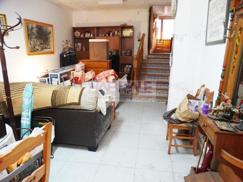 Foto da588b00-87e6-4bb1-b272-9eaba4c43ed5. Casa pareada gran casa con garaje y patio para reformar muy cerca del centro a un paso de la calle reina en Xàtiva