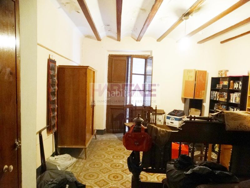 Foto e3970af1-e1ee-4579-a0f3-94a902f62d78. Casa pareada gran casa con garaje y patio para reformar muy cerca del centro a un paso de la calle reina en Xàtiva