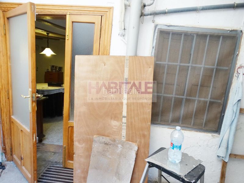 Foto e56fab70-5008-44d8-ab7d-20b8e88cca23. Casa pareada gran casa con garaje y patio para reformar muy cerca del centro a un paso de la calle reina en Xàtiva