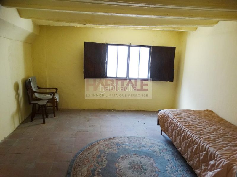 Foto f442a1c6-8446-4837-95d1-945401cbe037. Casa pareada gran casa con garaje y patio para reformar muy cerca del centro a un paso de la calle reina en Xàtiva