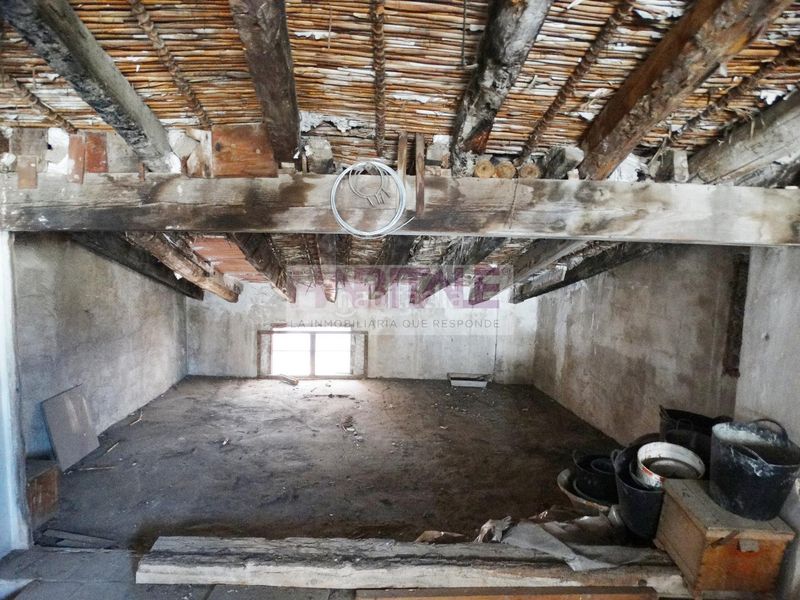 Foto fa9b7146-b58c-4c65-a39b-42114dff44cb. Casa pareada gran casa con garaje y patio para reformar muy cerca del centro a un paso de la calle reina en Xàtiva