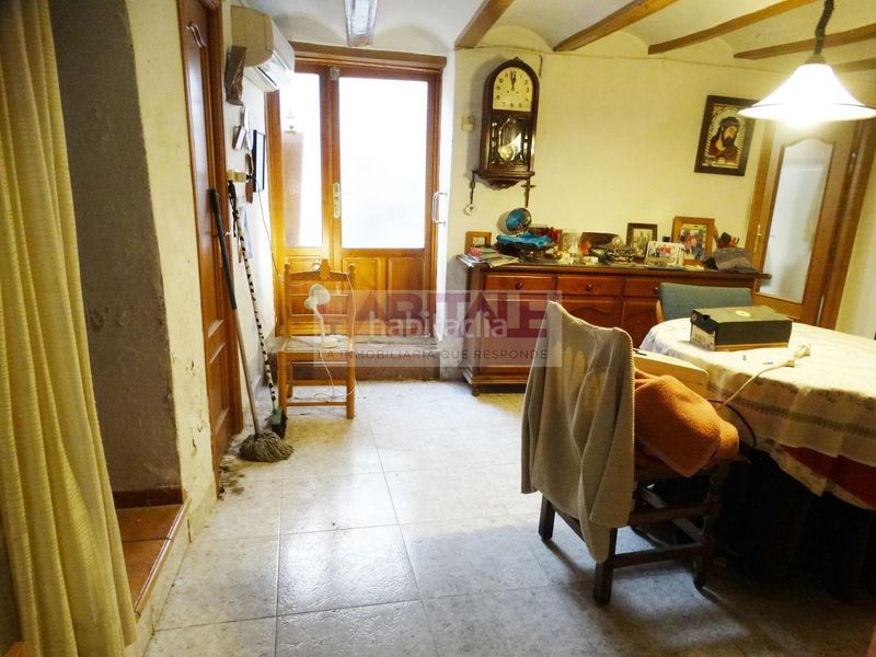 Foto fc55dae5-7e51-43ea-84fc-2e6bfd194349. Casa pareada gran casa con garaje y patio para reformar muy cerca del centro a un paso de la calle reina en Xàtiva