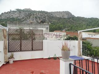 Casa aparellada a Xàtiva. Estupenda casa semi reformada con mucho encanto en zona cercana