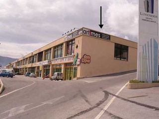 Local commercial à Cocentaina. Se vende o alquila local en complejo comercial gormaig