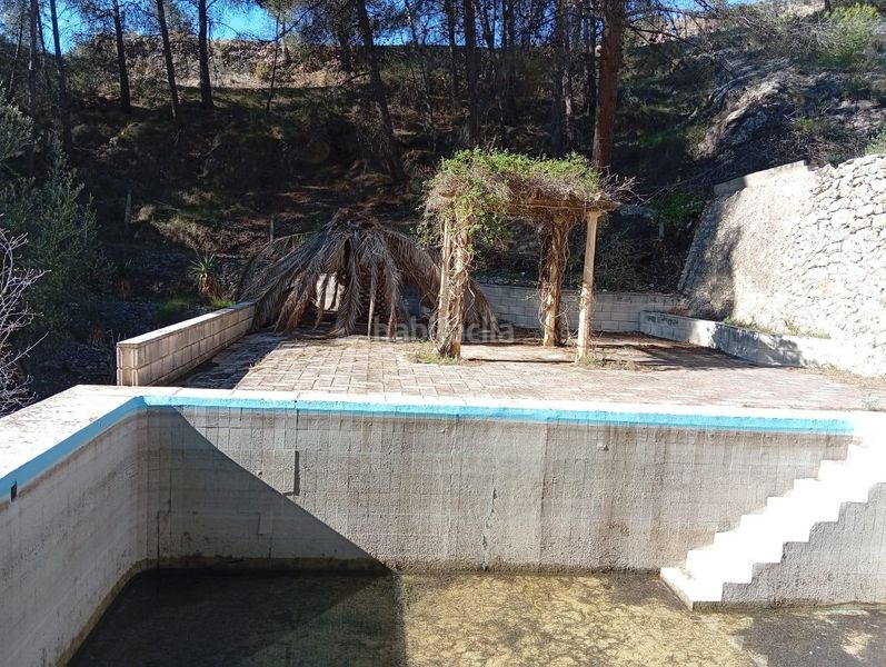 Foto a37ec477-f0e4-42d1-8504-78b3cd1996d9. Masia amb aparcament a Onil