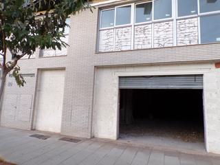 Local commercial à Mestrets. Local muy amplio,no busques mas aqui esta tu negocio,llamanos