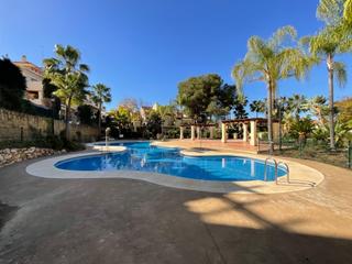 Apartament a Zona Miraflores. Piso de un dormitorio con terraza grande en nueva andalucia -la