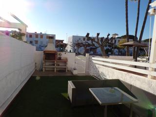 Casa adossada a Heliópolis. Adosado con  3 habitaciones, garaje, piscina comunitaria, terraz