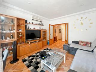Etagenwohnung en Plaza Illes Columbretes. Piso reformado sin ascensor de 3 habitaciones en zona cntrica