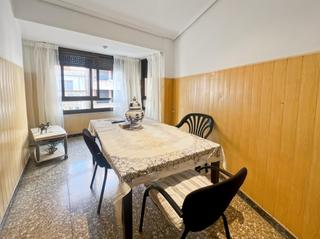Appartement à Hospital - Plaza del Real. Piso de 4 habitaciones y 2 baños con buenas comunicaciones