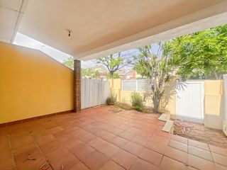 Lloguer Casa adossada a Heliópolis. Adosado en benicassim,2 plazas de garaje,piscina comunitaria,3 h