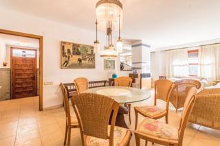 Casa  Calle josep maria ots capdequi / germanies. Casa esquinera de dos plantas con garaje