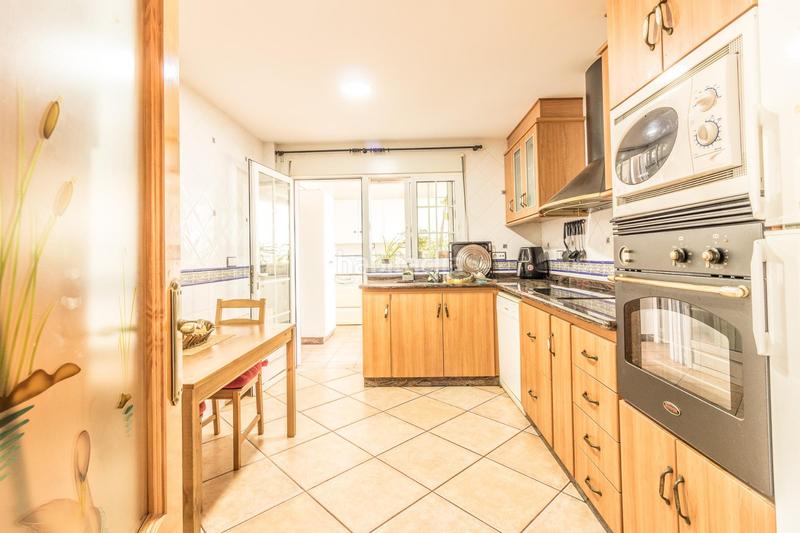 Foto 1b406605-6fdf-48d8-8cc1-1d54242f5393. Reihenhaus mit parking in Senyera