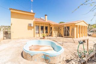 Chalet  Urbanizacion los lagos. Chalet urbano con piscina, pista de tenis y de frontn