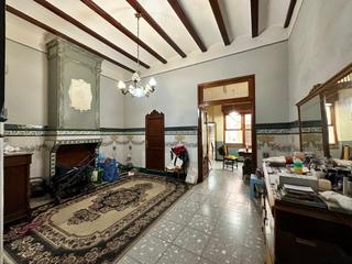 Casa  Calle dos de maig. Tu nuevo hogar te está esperando en el corazón de carlet!