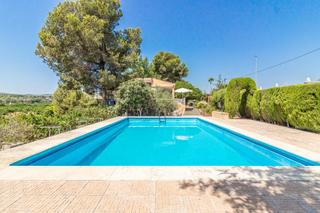 Chalet à Alberic. Chalet independiente con piscina y vistas despejadas en san cris