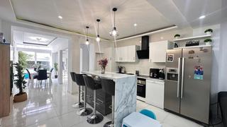 Casa a Alginet. Tu oasis privado en alginet casa reformada con piscina y todas l
