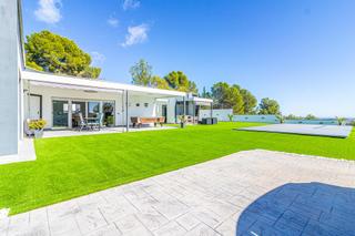 Xalet a Catadau. Exclusivo chalet moderno con piscina y gran parcela en lloma de