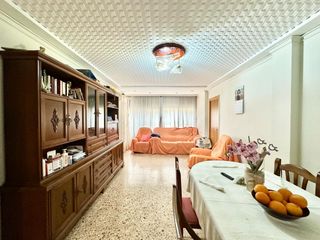 Etagenwohnung en Carlet. Amplio piso con balc�n y 4 habitaciones en el centro de carlet