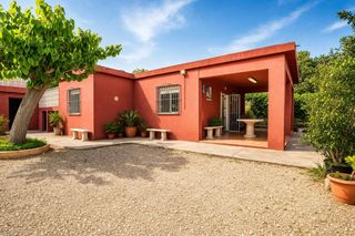 Chalet en Alginet. Chalet con piscina y vistas abiertas ubicado junto a la urbaniza