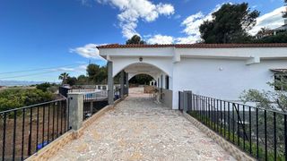Casa en Carlet. Encanto r�stico con piscina y paellero tu refugio ideal para dis