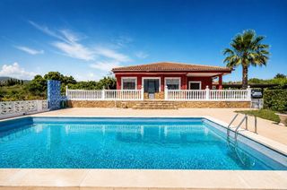 Chalet en Carlet. Chalet rústico con piscina y más de 12.000 m2 de terreno en carl