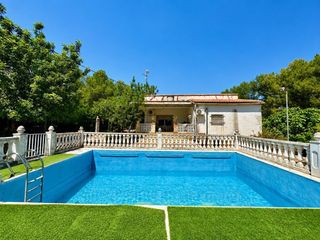 House in Carlet. Chalet rústico con piscina y luz eléctrica en carlet