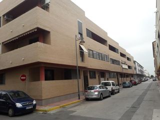 Parking coche en Alginet. Plaza de garaje con trastero en alginet
