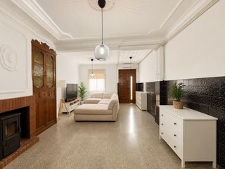 Casa in Llombai. Casa de pueblo de 210 m2 con terraza y gran espacio diáfano en l
