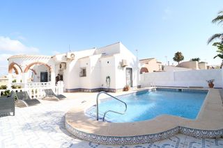 Casa en Zona Carrefour - Urbanizaciones. 285000  torrevieja, el chaparral, chalet independiente con pisc