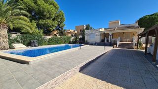 Casa en Zona Carrefour - Urbanizaciones. Torrevieja, la siesta, chalet independiente de 150 m2, 4 dormito