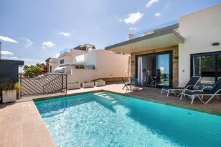 Casa en San Miguel de Salinas. Bajada a 379000  san miguel de salinas, chalet de lujo independ