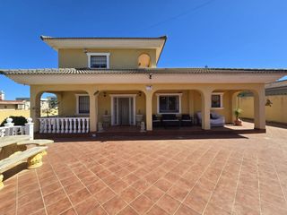 Maison à Los Balcones-Los Altos. Torrevieja, los balcones, chalet independiente de 340 m2, 6 dorm