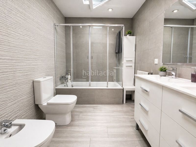 Foto 37cbb4ba-3dab-4ebd-bbb3-5b822cf2d20d. Casa , los balcones, chalet de 130 m2, totalmente reformado, 4 dormitorios, 2 baños, 400 m2 de parcela, piscina privada, park en Torrevieja