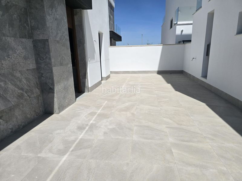 Foto 43d389aa-be61-4b1f-b973-e87fec6269b1. Casa , los balcones, chalet de 130 m2, totalmente reformado, 4 dormitorios, 2 baños, 400 m2 de parcela, piscina privada, park en Torrevieja