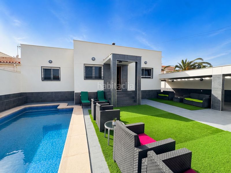 Foto 5b46dbc0-f7be-46da-8279-94fa88210a69. Casa , los balcones, chalet de 130 m2, totalmente reformado, 4 dormitorios, 2 baños, 400 m2 de parcela, piscina privada, park en Torrevieja