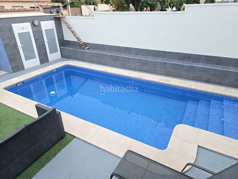 Foto 5d7c7c0c-2d46-4be4-ad08-921129d603a5. Casa , los balcones, chalet de 130 m2, totalmente reformado, 4 dormitorios, 2 baños, 400 m2 de parcela, piscina privada, park en Torrevieja
