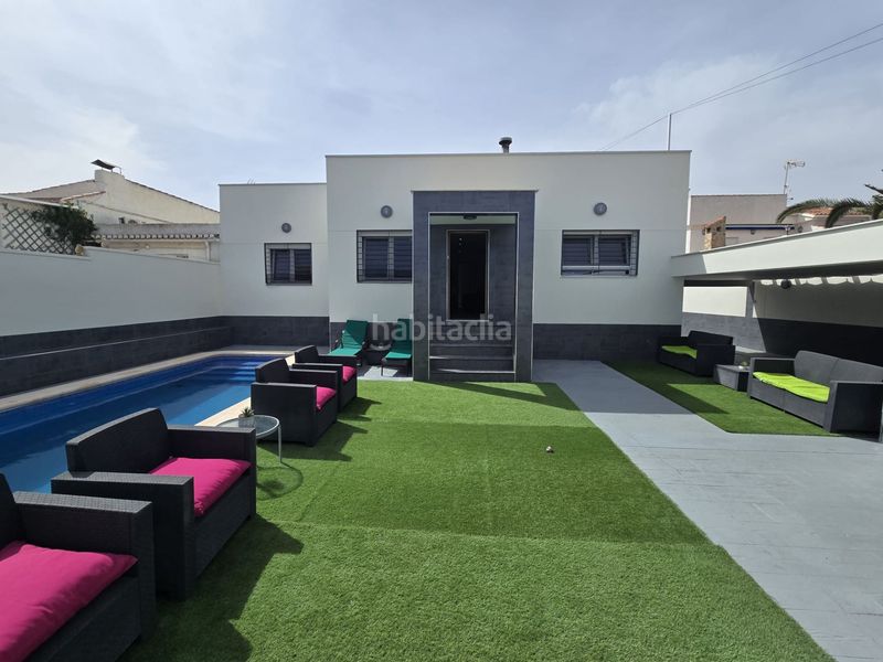 Foto 839341ae-30c8-44a7-ba24-1789c22be90d. Casa , los balcones, chalet de 130 m2, totalmente reformado, 4 dormitorios, 2 baños, 400 m2 de parcela, piscina privada, park en Torrevieja