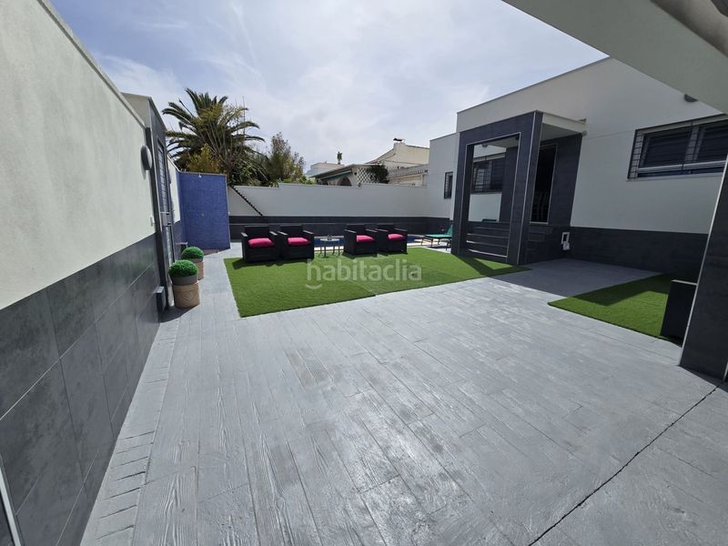 Foto 9c6ac620-d9b1-4d12-a05d-49e42dcfb17c. Casa , los balcones, chalet de 130 m2, totalmente reformado, 4 dormitorios, 2 baños, 400 m2 de parcela, piscina privada, park en Torrevieja